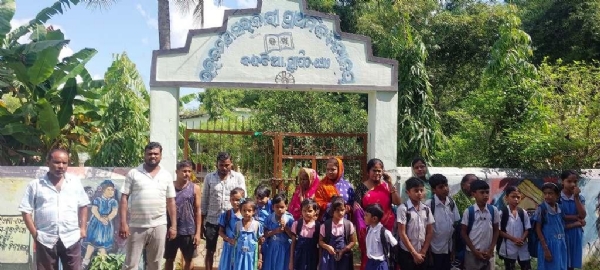 SCHOOL GATE RE TALA PAKAILE GRAMABASI