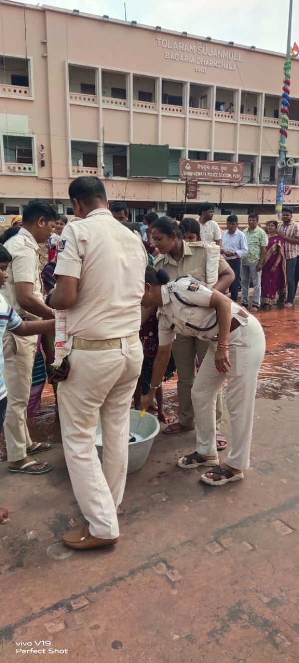 ଶ୍ରୀଜଗନ୍ନାଥ ଦର୍ଶନାର୍ଥୀମାନଙ୍କୁ ପୋଲିସ ପକ୍ଷ ରୁ ଦହିପଣା ବଣ୍ଟନ