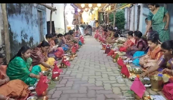 ହରଗୈ।ରୀ ଙ୍କ ପୀଠରେ କୁଙ୍କୁମ ପୂଜା ଭାଗନେଲେ ଶତାଧିକ ମହିଳା