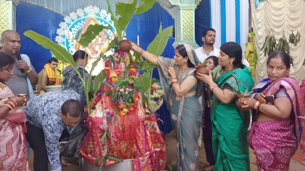 ଗଜ ଲକ୍ଷ୍‌ମୀଙ୍କ ନିକଟରେ କୁଙ୍କୁମାଚ୍ଚନା ପୁଜା