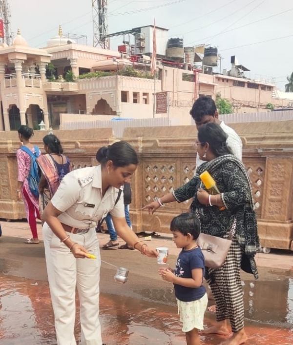 ଶ୍ରୀଜଗନ୍ନାଥ ଦର୍ଶନାର୍ଥୀମାନଙ୍କୁ ପୋଲିସ ପକ୍ଷ ରୁ ଦହିପଣା ବଣ୍ଟନ