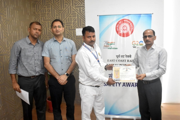 ସଜାଗ ରେଳବାଇ କର୍ମଚାରୀ ପୁରସ୍କୃତ