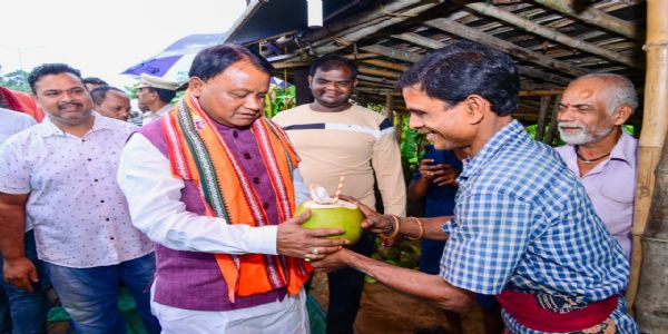 ପୁରୀ ଯିବା ରାସ୍ତାରେ ସତ୍ୟବାଦୀ ନିକଟରେ ପଇଡ ପିଇଲେ ମୁଖ୍ୟମନ୍ତ୍ରୀ