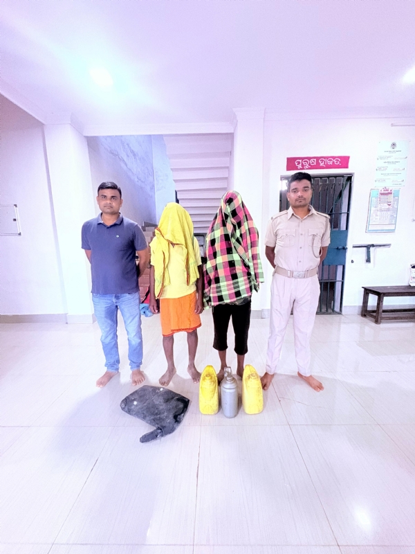 ଦେଶି ମଦ ଚାଲାଣ ବେଳେ ଚଢାଉ, ୪ ଗିରଫ
