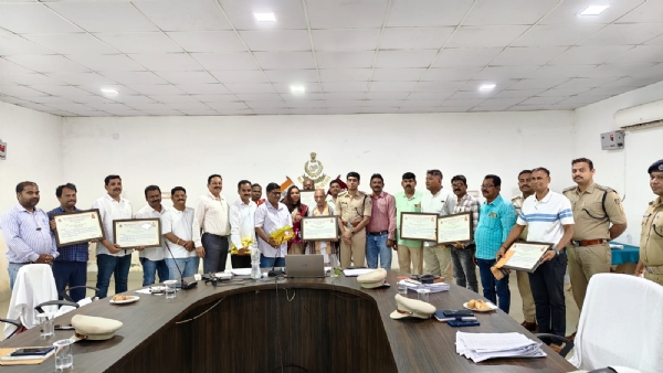 ଶ୍ରେଷ୍ଠ ପୂଜା ପଣ୍ଡାଲକୁ ପୁରସ୍କୃତ କଲେ ଜିଲ୍ଲା ଆରକ୍ଷୀ ଅଧିକ୍ଷକ   ସୁବାଷ ବୋଷ