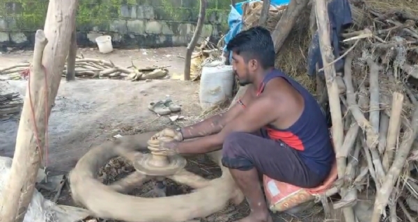 ଦୀପାବଳି ପୂର୍ବରୁ ଚିନ୍ତାରେ କୁମ୍ଭାର ପରିବାର , ବୁଡିବାକୁ ବସିଲାଣି କୌଳିକ ବୃତି |