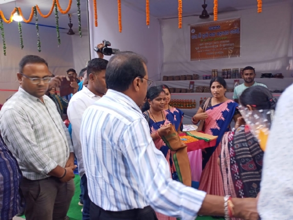 ସୋନପୁର ବ୍ଲକ ଛକ ଠାରେ ସୁବର୍ଣ୍ଣପୁର ଜିଲ୍ଲାର  ଦୀପାବଳୀ ଉତ୍ସବର ବିକ୍ରୟ କେନ୍ଦ୍ରକୁ ସୁବର୍ଣ୍ଣପୁର ଜିଲ୍ଲାର ଜିଲ୍ଲାପାଳ ଶ୍ରୀ ନୃପରାଜ୍ ସାହୁଙ୍କ ଦ୍ଵାରା  ଉଦ୍ଘାଟନ ।