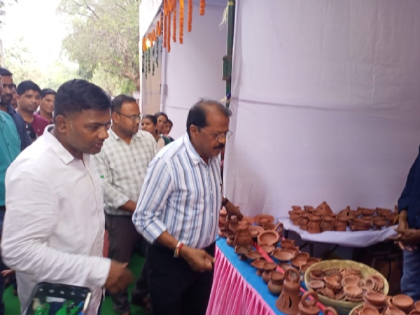 ସୋନପୁର ବ୍ଲକ ଛକ ଠାରେ ସୁବର୍ଣ୍ଣପୁର ଜିଲ୍ଲାର  ଦୀପାବଳୀ ଉତ୍ସବର ବିକ୍ରୟ କେନ୍ଦ୍ରକୁ ସୁବର୍ଣ୍ଣପୁର ଜିଲ୍ଲାର ଜିଲ୍ଲାପାଳ ଶ୍ରୀ ନୃପରାଜ୍ ସାହୁଙ୍କ ଦ୍ଵାରା  ଉଦ୍ଘାଟନ ।