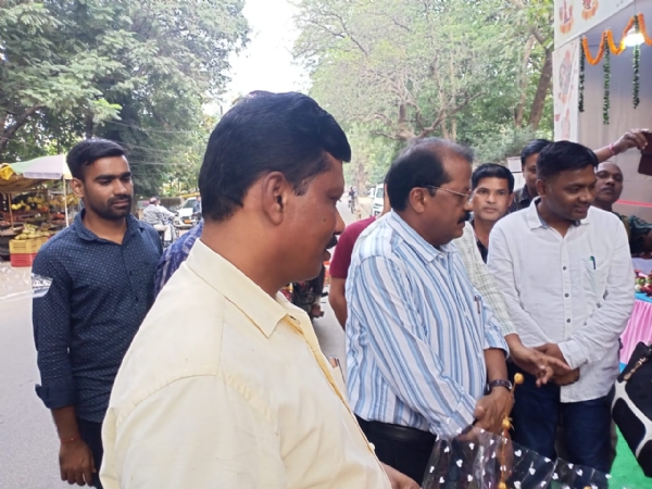 ସୋନପୁର ବ୍ଲକ ଛକ ଠାରେ ସୁବର୍ଣ୍ଣପୁର ଜିଲ୍ଲାର  ଦୀପାବଳୀ ଉତ୍ସବର ବିକ୍ରୟ କେନ୍ଦ୍ରକୁ ସୁବର୍ଣ୍ଣପୁର ଜିଲ୍ଲାର ଜିଲ୍ଲାପାଳ ଶ୍ରୀ ନୃପରାଜ୍ ସାହୁଙ୍କ ଦ୍ଵାରା  ଉଦ୍ଘାଟନ ।