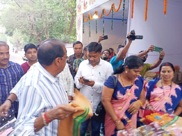 ସୋନପୁର ବ୍ଲକ ଛକ ଠାରେ ସୁବର୍ଣ୍ଣପୁର ଜିଲ୍ଲାର  ଦୀପାବଳୀ ଉତ୍ସବର ବିକ୍ରୟ କେନ୍ଦ୍ରକୁ ସୁବର୍ଣ୍ଣପୁର ଜିଲ୍ଲାର ଜିଲ୍ଲାପାଳ ଶ୍ରୀ ନୃପରାଜ୍ ସାହୁଙ୍କ ଦ୍ଵାରା  ଉଦ୍ଘାଟନ ।