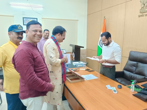 ଜିଲ୍ଲାପାଳ ଙ୍କୁ ଭେଟିଲେ ବଲାଙ୍ଗୀର ଦିନ ଆୟୋଜନ କମିଟି