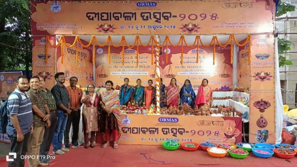 ବଲାଙ୍ଗିର ଜିଲ୍ଲା ପ୍ରଶାସନ ଓ ଓରମାସ  ଦ୍ଵାରା ଡିଆରଡିଏ ସମ୍ମୁଖରେ ଦୀପାବଳି ଷ୍ଟଲ ଖୋଲିଲା