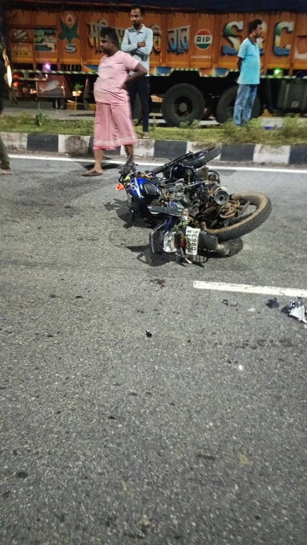 Car O Bike Muhan Muhin Dhakka, Bike Chalaka Mruta