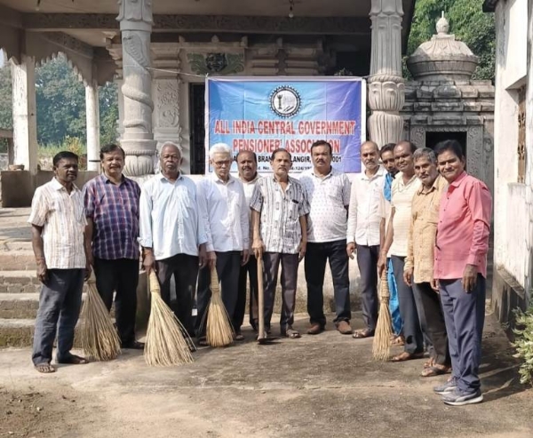 ଅବସରପ୍ରାପ୍ତ କେନ୍ଦ୍ର କର୍ମଚାରୀ ସଂଘ ବଲାଙ୍ଗିର ଶାଖାଦ୍ୱାରା ସ୍ୱଚ୍ଛ ଭାରତ ଅଭିଯାନ କାର୍ଯ୍ୟକ୍ରମ ଅନୁଷ୍ଠିତ