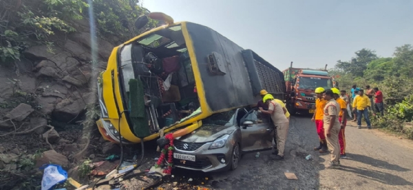 Car Upare Ulatila Jatribahi Bus