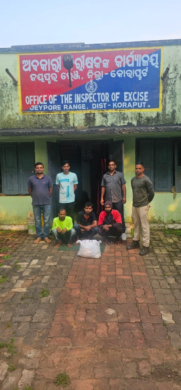 ଗଞ୍ଜେଇ ଚାଲାଣ ବେଳେ ଚଢାଉ, ୩  ଗିରଫ