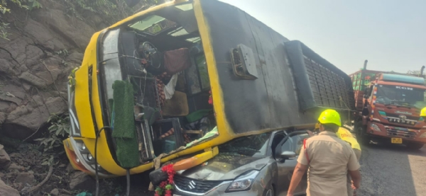 Car Upare Ulatila Jatribahi Bus