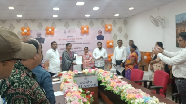 ରାଜ୍ୟସ୍ତରୀୟ ନୂତନ ଗ୍ରାମ ପଞ୍ଚାୟତ କାର୍ଯ୍ୟାଳୟର ଭିତ୍ତିପ୍ରସ୍ତର ସ୍ଥାପନ ଏବଂ ଅନ୍ତ୍ୟୋଦୟ ଗୃହ ଯୋଜନାର ତୃତୀୟ ପର୍ଯ୍ୟାୟର ହିତାଧିକାରୀଙ୍କୁ ଗୃହ ନିର୍ମାଣର ପ୍ରଥମ କିସ୍ତି ଅର୍ଥ ରାଶି ପ୍ରଦାନ କଲେ ମୁଖ୍ୟମନ୍ତ୍ରୀ ମୋହନ ମାଝୀ