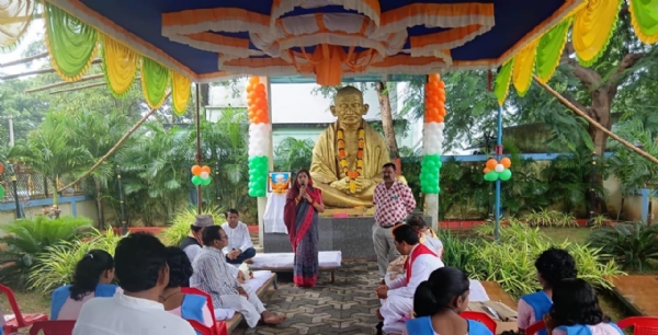 ମହାତ୍ମାଗାନ୍ଧୀ ଙ୍କ ପ୍ରତିମୂର୍ତ୍ତି ନିକଟରେ ଗାନ୍ଧିଜୀ ଓ ଶାସ୍ତ୍ରୀଜୀଙ୍କ ଜନ୍ମ ଜୟନ୍ତୀ ଉତ୍ସବପାଳନ