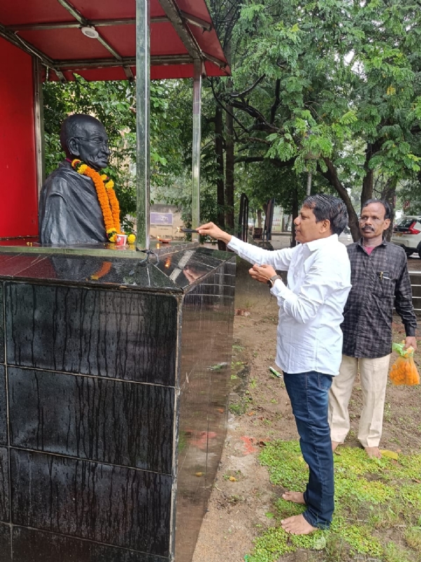 ମହାତ୍ମାଗାନ୍ଧୀ ଙ୍କ ପ୍ରତିମୂର୍ତ୍ତି ନିକଟରେ ଗାନ୍ଧିଜୀ ଓ ଶାସ୍ତ୍ରୀଜୀଙ୍କ ଜନ୍ମ ଜୟନ୍ତୀ ଉତ୍ସବପାଳନ
