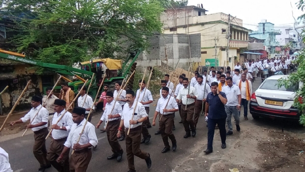 ରାଷ୍ଟ୍ରୀୟ ସ୍ବୟଂ ସେବକ ସଂଘ୍ ର  ବିଜୟା ଦଶମୀ ତଥା ସଂଘର ଶତବାର୍ଷିକୀ ପାଳନ  ସଂଚଳନରେ ସ୍ବୟଂ ସେବକ ମାନଙ୍କ ସହିତ ସ୍ବାସ୍ଥ୍ୟ ମନ୍ତ୍ରୀ  ମୁକେଶ ମହଲିଙ୍ଗ ଯୋଗଦେଇ ଚାଲିଲେ