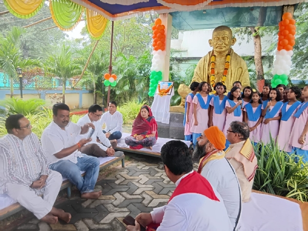 ମହାତ୍ମାଗାନ୍ଧୀ ଙ୍କ ପ୍ରତିମୂର୍ତ୍ତି ନିକଟରେ ଗାନ୍ଧିଜୀ ଓ ଶାସ୍ତ୍ରୀଜୀଙ୍କ ଜନ୍ମ ଜୟନ୍ତୀ ଉତ୍ସବପାଳନ