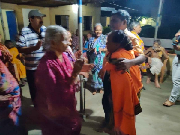 ଦିବ୍ୟ ଉର୍ଯ୍ୟା ଯୋଗ ସେବା ସମିତି ର ନିଆରା ଦୀପାବଳୀ ପାଳନ*ମିଠା ବାଣ୍ଟିଲେ ଗୀତ ନାଚ କଲେ - ବରିଷ୍ଠ ନାଗରିକ ଙ୍କ ମୁହଁ ରେ ହସ ଫୁଟାଇଲେ
