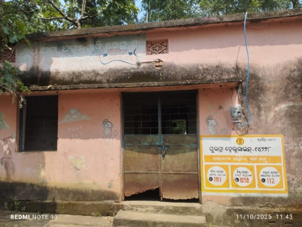ବିପଦ ସଙ୍କୁଳ ଅବସ୍ଥାରେ କୁଟାସିଂହା ଅଙ୍ଗନବାଡି କେନ୍ଦ୍ର (ଗ ),ବିଲ୍ଡିଂ ଓ ନିଜ ଫାଟି ଆଁ ।