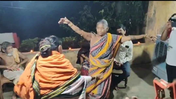 ଦିବ୍ୟ ଉର୍ଯ୍ୟା ଯୋଗ ସେବା ସମିତି ର ନିଆରା ଦୀପାବଳୀ ପାଳନ*ମିଠା ବାଣ୍ଟିଲେ ଗୀତ ନାଚ କଲେ - ବରିଷ୍ଠ ନାଗରିକ ଙ୍କ ମୁହଁ ରେ ହସ ଫୁଟାଇଲେ