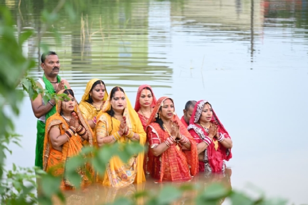 ଛଟ୍ ପୂଜାରେ ସାମିଲ ହେଲେ ସ୍ୱାସ୍ଥ୍ୟମନ୍ତ୍ରୀ ଡ. ମୁକେଶ ମହାଲିଙ୍ଗ ଛଟ୍ ପୂଜାରେ ସାମିଲ ହେଲେ ସ୍ୱାସ୍ଥ୍ୟମନ୍ତ୍ରୀ ଡ. ମୁକେଶ ମହାଲିଙ୍ଗ