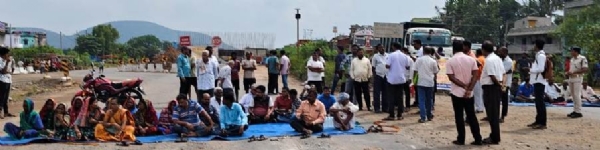 ଅଣ ଓସାରିଆ ଗଳିପୋଲ ନିର୍ମାଣକୁ ବିରୋଧ କରି ରାସ୍ତାରୋକ ଅଣ ଓସାରିଆ ଗଳିପୋଲ ନିର୍ମାଣକୁ ବିରୋଧ କରି ରାସ୍ତାରୋକ