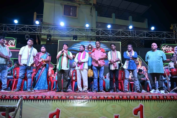 ସୋନପୁର ମଝି ପଡ଼ା କାଳୀ ପୂଜା ମହୋତ୍ସବ ରେ ସାଂସ୍କୃତିକ କାର୍ଯ୍ଯ କ୍ରମ ଅନୁଷ୍ଟିତ - କଣ୍ଠଶିଳ୍ପୀ ଉମାକାନ୍ତ ବାରିକଙ୍କ ଗୀତ lନାଚରେ ଦର୍ଶକ ହେଲେ ମତୁଆଲା ସୋନପୁର ମଝି ପଡ଼ା କାଳୀ ପୂଜା ମହୋତ୍ସବ ରେ ସାଂସ୍କୃତିକ କାର୍ଯ୍ଯ କ୍ରମ ଅନୁଷ୍ଟିତ - କଣ୍ଠଶିଳ୍ପୀ ଉମାକାନ୍ତ ବାରିକଙ୍କ ଗୀତ lନାଚରେ ଦର୍ଶକ ହେଲେ ମତୁଆଲା