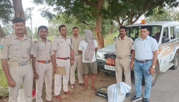 ଚାଲାଣ ବେଳେ  ୮ କିଲୋ ଗଞ୍ଜେଇ ଜବତ ପୋଲିସ ଜଣକୁ ଗିରଫ କଲା ଚାଲାଣ ବେଳେ  ୮ କିଲୋ ଗଞ୍ଜେଇ ଜବତ ପୋଲିସ ଜଣକୁ ଗିରଫ କଲା