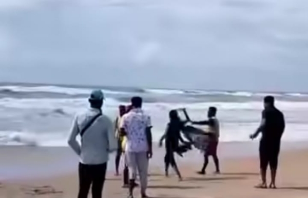 ଲାଇଫଗାର୍ଡଙ୍କୁ ଆକ୍ରମଣ କଲେ ପର୍ଯ୍ୟଟକ ଲାଇଫଗାର୍ଡଙ୍କୁ ଆକ୍ରମଣ କଲେ ପର୍ଯ୍ୟଟକ