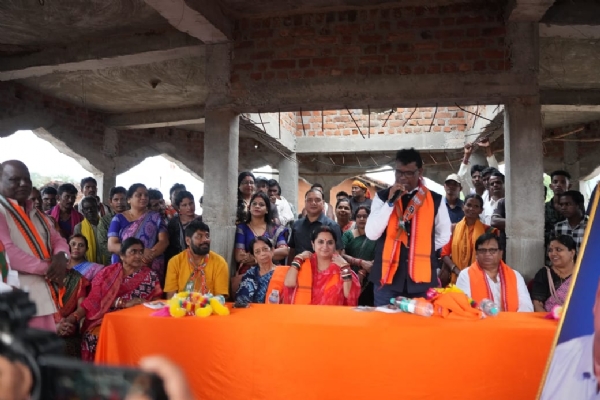 ବିଜେପି ପ୍ରାର୍ଥୀ ଜୟ ଢୋଲକିଆଙ୍କ ପାଇଁ କଳାହାଣ୍ଡି ସାଂସଦ ମାଳବିକା ଦେବୀଙ୍କ ଘରକୁ ଘର ବୁଲି  ଭୋଟ ଭିକ୍ଷା ବିଜେପି ପ୍ରାର୍ଥୀ ଜୟ ଢୋଲକିଆଙ୍କ ପାଇଁ କଳାହାଣ୍ଡି ସାଂସଦ ମାଳବିକା ଦେବୀଙ୍କ ଘରକୁ ଘର ବୁଲି  ଭୋଟ ଭିକ୍ଷା