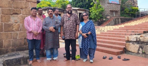 ରାଣୀପୁର-ଝରିଆଳକୁ ବିଶିଷ୍ଟ ମୂର୍ତ୍ତିକାରଶୀଲ୍ପି ପଦ୍ମଶ୍ରୀ ଅଦ୍ୱେତଚରଣ ଙ୍କ ପରିଦର୍ଶନ ଓଡ଼ିଶାର ଐତିହ୍ୟସଂରକ୍ଷଣ କରିବାରେ ଏଏସଆଇ ବିପଥଗାମୀ ହୋଇଛି-ପଦ୍ମଶ୍ରୀ ଗଡନାୟକ ରାଣୀପୁର-ଝରିଆଳକୁ ବିଶିଷ୍ଟ ମୂର୍ତ୍ତିକାରଶୀଲ୍ପି ପଦ୍ମଶ୍ରୀ ଅଦ୍ୱେତଚରଣ ଙ୍କ ପରିଦର୍ଶନ ଓଡ଼ିଶାର ଐତିହ୍ୟସଂରକ୍ଷଣ କରିବାରେ ଏଏସଆଇ ବିପଥଗାମୀ ହୋଇଛି-ପଦ୍ମଶ୍ରୀ ଗଡନାୟକ