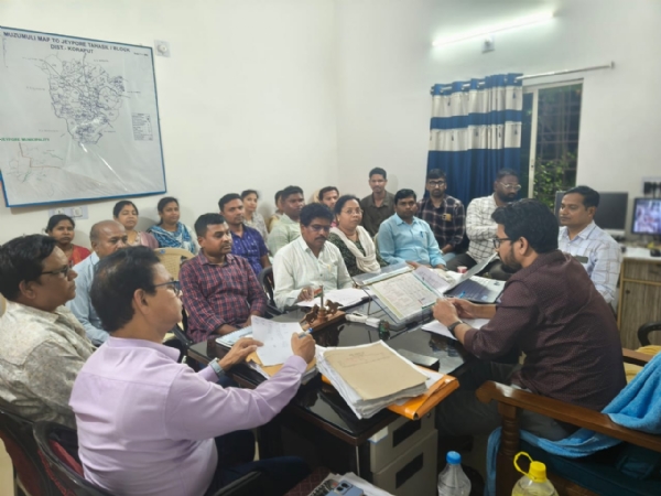 ବାତ୍ୟା ଆଶ୍ରୟସ୍ଥଳ ବୁଲି ଦେଖିଲେ ତହସିଲଦାର ବାତ୍ୟା ଆଶ୍ରୟସ୍ଥଳ ବୁଲି ଦେଖିଲେ ତହସିଲଦାର