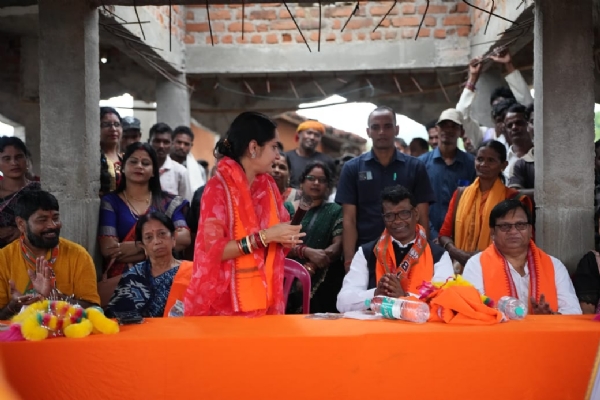 ବିଜେପି ପ୍ରାର୍ଥୀ ଜୟ ଢୋଲକିଆଙ୍କ ପାଇଁ କଳାହାଣ୍ଡି ସାଂସଦ ମାଳବିକା ଦେବୀଙ୍କ ଘରକୁ ଘର ବୁଲି  ଭୋଟ ଭିକ୍ଷା ବିଜେପି ପ୍ରାର୍ଥୀ ଜୟ ଢୋଲକିଆଙ୍କ ପାଇଁ କଳାହାଣ୍ଡି ସାଂସଦ ମାଳବିକା ଦେବୀଙ୍କ ଘରକୁ ଘର ବୁଲି  ଭୋଟ ଭିକ୍ଷା