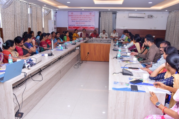 ଘରୋଇ ହିଂସାରୁ ମହିଳାମାନଙ୍କୁ ସୁରକ୍ଷା କର୍ମଶାଳା ଘରୋଇ ହିଂସାରୁ ମହିଳାମାନଙ୍କୁ ସୁରକ୍ଷା କର୍ମଶାଳା