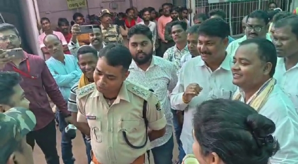 କଂଗ୍ରେସ କାର୍ଯ୍ୟାଳୟରେ ଧସେଇ ପଶିଲା ପୋଲିସ, କର୍ମୀଙ୍କ ତୀବ୍ର ଅସନ୍ତୋଷ କଂଗ୍ରେସ କାର୍ଯ୍ୟାଳୟରେ ଧସେଇ ପଶିଲା ପୋଲିସ, କର୍ମୀଙ୍କ ତୀବ୍ର ଅସନ୍ତୋଷ