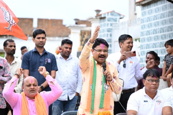 ନିର୍ବାଚନୀ ସାଧାରଣ ସଭା ସାରି ଘରକୁ ଘର ବୁଲି ପ୍ରଚାର କଲେ  ସ୍ବାସ୍ଥ୍ୟମନ୍ତ୍ରୀ ନିର୍ବାଚନୀ ସାଧାରଣ ସଭା ସାରି ଘରକୁ ଘର ବୁଲି ପ୍ରଚାର କଲେ  ସ୍ବାସ୍ଥ୍ୟମନ୍ତ୍ରୀ