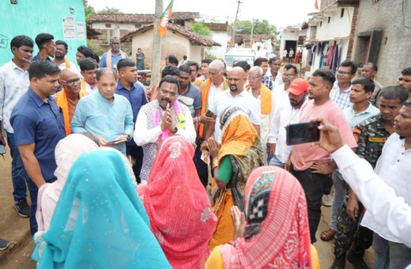 ନୂଆପଡା କୋମନା ବ୍ଲକରେ ମନ୍ତ୍ରୀ ଗୋକୁଳା ନନ୍ଦ ମଲ୍ଲିକଙ୍କ ନିର୍ବାଚନୀ ପ୍ରଚାର ନୂଆପଡା କୋମନା ବ୍ଲକରେ ମନ୍ତ୍ରୀ ଗୋକୁଳା ନନ୍ଦ ମଲ୍ଲିକଙ୍କ ନିର୍ବାଚନୀ ପ୍ରଚାର