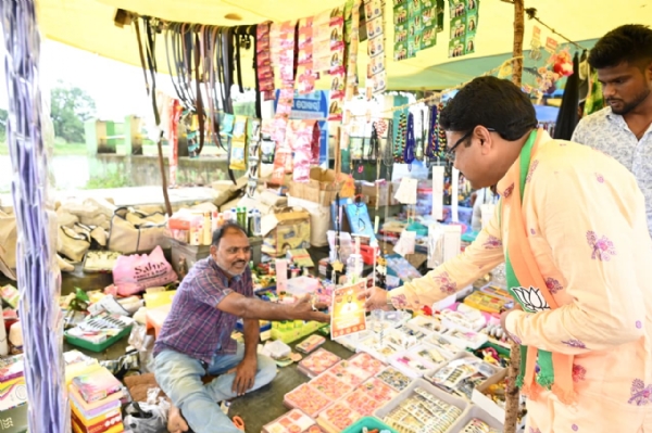 ନିର୍ବାଚନୀ ସାଧାରଣ ସଭା ସାରି ଘରକୁ ଘର ବୁଲି ପ୍ରଚାର କଲେ  ସ୍ବାସ୍ଥ୍ୟମନ୍ତ୍ରୀ ନିର୍ବାଚନୀ ସାଧାରଣ ସଭା ସାରି ଘରକୁ ଘର ବୁଲି ପ୍ରଚାର କଲେ  ସ୍ବାସ୍ଥ୍ୟମନ୍ତ୍ରୀ