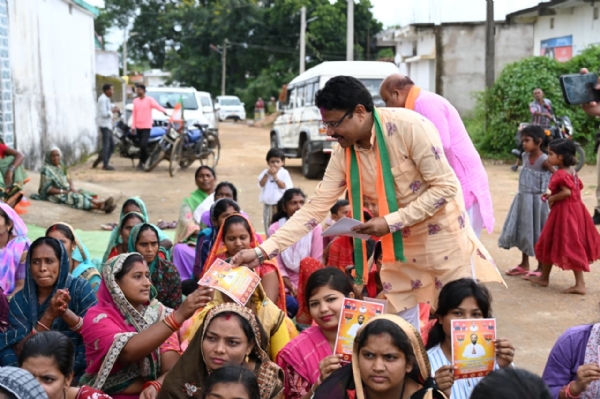 ନିର୍ବାଚନୀ ସାଧାରଣ ସଭା ସାରି ଘରକୁ ଘର ବୁଲି ପ୍ରଚାର କଲେ  ସ୍ବାସ୍ଥ୍ୟମନ୍ତ୍ରୀ ନିର୍ବାଚନୀ ସାଧାରଣ ସଭା ସାରି ଘରକୁ ଘର ବୁଲି ପ୍ରଚାର କଲେ  ସ୍ବାସ୍ଥ୍ୟମନ୍ତ୍ରୀ