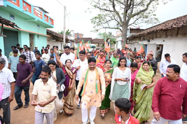 ନିର୍ବାଚନୀ ସାଧାରଣ ସଭା ସାରି ଘରକୁ ଘର ବୁଲି ପ୍ରଚାର କଲେ  ସ୍ବାସ୍ଥ୍ୟମନ୍ତ୍ରୀ ନିର୍ବାଚନୀ ସାଧାରଣ ସଭା ସାରି ଘରକୁ ଘର ବୁଲି ପ୍ରଚାର କଲେ  ସ୍ବାସ୍ଥ୍ୟମନ୍ତ୍ରୀ