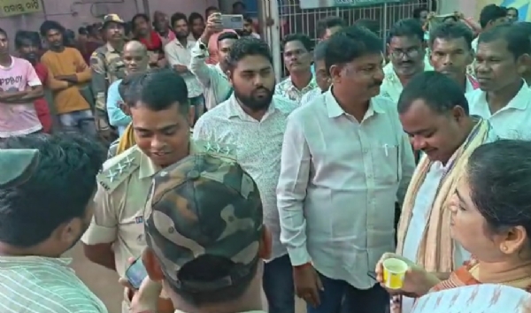 କଂଗ୍ରେସ କାର୍ଯ୍ୟାଳୟରେ ଧସେଇ ପଶିଲା ପୋଲିସ, କର୍ମୀଙ୍କ ତୀବ୍ର ଅସନ୍ତୋଷ କଂଗ୍ରେସ କାର୍ଯ୍ୟାଳୟରେ ଧସେଇ ପଶିଲା ପୋଲିସ, କର୍ମୀଙ୍କ ତୀବ୍ର ଅସନ୍ତୋଷ