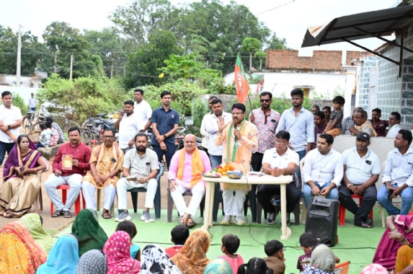 ନିର୍ବାଚନୀ ସାଧାରଣ ସଭା ସାରି ଘରକୁ ଘର ବୁଲି ପ୍ରଚାର କଲେ  ସ୍ବାସ୍ଥ୍ୟମନ୍ତ୍ରୀ ନିର୍ବାଚନୀ ସାଧାରଣ ସଭା ସାରି ଘରକୁ ଘର ବୁଲି ପ୍ରଚାର କଲେ  ସ୍ବାସ୍ଥ୍ୟମନ୍ତ୍ରୀ