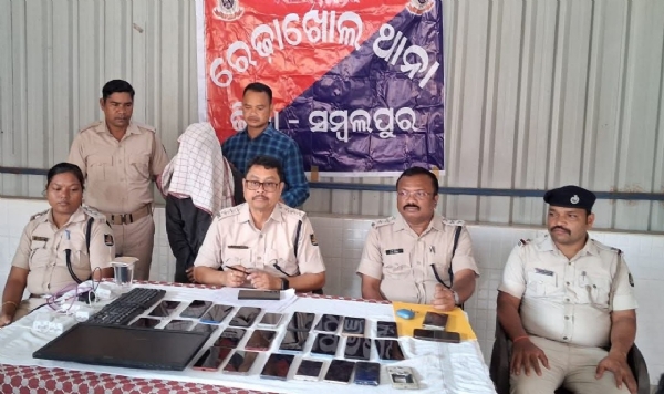 ରେଢ଼ାଖୋଲରୁ ୨୧ଟି ଚୋରା ମୋବାଇଲ ଜବତ : ଜଣେ ଗିରଫ ରେଢ଼ାଖୋଲରୁ ୨୧ଟି ଚୋରା ମୋବାଇଲ ଜବତ : ଜଣେ ଗିରଫ