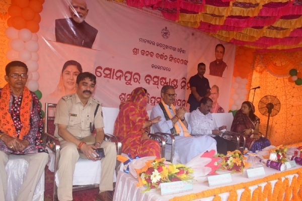 ଉପ-ମୁଖ୍ୟ ମନ୍ତ୍ରୀଙ୍କ ଦ୍ୱାରା।        ସୁବର୍ଣ୍ଣପୁର ଜିଲ୍ଲା ସଦର ମହକୁମା ସ୍ଥିତ ବସ ଷ୍ଟାଣ୍ଡ ଠାରେ ନୂତନ ବସ ଷ୍ଟାଣ୍ଡ ଗୃହ ନିର୍ମାଣ ପାଇଁ ଭିତ୍ତି ପ୍ରସ୍ତର ସ୍ଥାପନ।