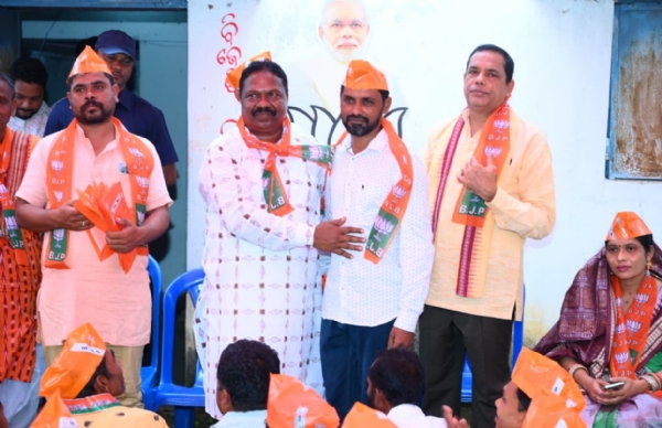 ନୂଆପଡ଼ା କାଣ୍ଡେତରା ପଞ୍ଚାୟତ  ସରପଞ୍ଚଙ୍କ ସହ ବିଜେପିରେ ସାମିଲ ହେଲେ ୧୧  ୱାର୍ଡସଭ୍ୟ ନୂଆପଡ଼ା କାଣ୍ଡେତରା ପଞ୍ଚାୟତ  ସରପଞ୍ଚଙ୍କ ସହ ବିଜେପିରେ ସାମିଲ ହେଲେ ୧୧  ୱାର୍ଡସଭ୍ୟ